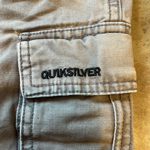 Y2K quicksilver baggy grey cargo shorts, men’s size 30 ten inch leg opening - Picture 3 of 8